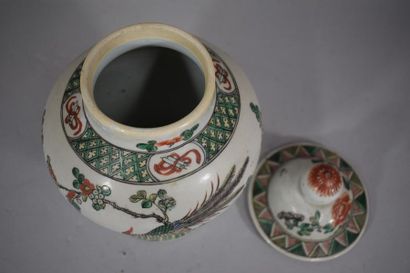 null CHINE, XXème siècle

Pot couvert en porcelaine dans le goût de la Famille Verte,...