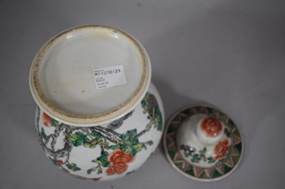 null CHINE, XXème siècle

Pot couvert en porcelaine dans le goût de la Famille Verte,...