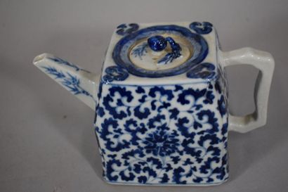 null CHINE, XXème siècle

Théière à section carrée en porcelaine à décor en bleu...