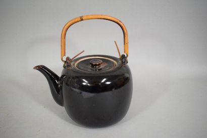 null CHINA 

Enamelled stoneware teapot, bamboo handle. 


