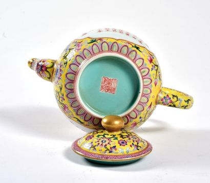 null CHINA, 20th century

Teapot in fencai enamels and gold highlights decorated...