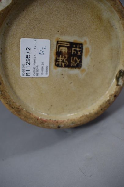null CHINE Canton, Fin XIXème siècle

Vase balustre et couvert en porcelaine émaillée...