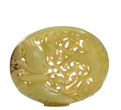 null CHINA, 20th century

Oval-shaped ornament made of celadon nephrite with

decoration...