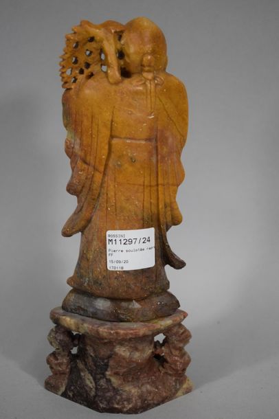 null CHINA, 20th century

Carved soapstone statuette representing a wise man.

H....