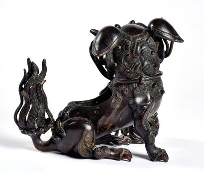 null CHINE, XIXème siècle

Brûle-parfum en forme de chien de Fô en bronze à patine...