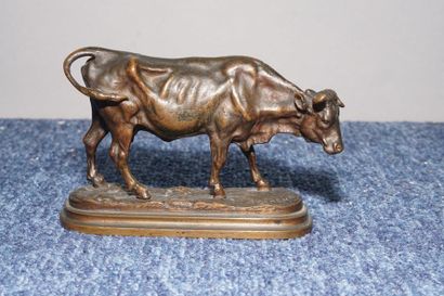 null BONHEUR Isidore, 1827-1901,

Petite vache,

bronze à patine brune nuancée (usures...