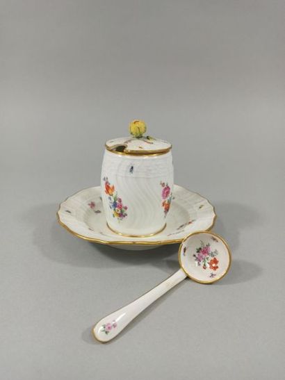 null PORCELAIN MUSTARD POT. 

Round in shape, preserved with its lid and spoon, decorated...