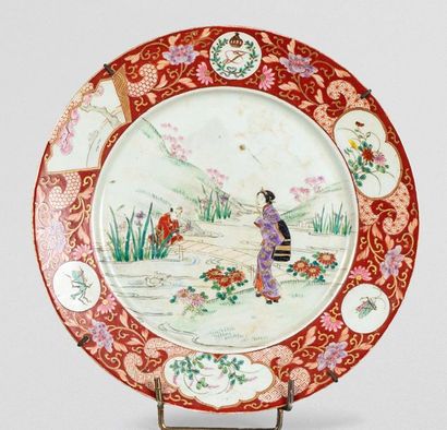 null ASSIETTE EN FAÏENCE POLYCHROME. 

De forme ronde, à décor central d'une scène...