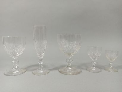 null PARTIE DE SERVICE DE TABLE.

Ensemble de 36 verres en cristal, comprenant six...