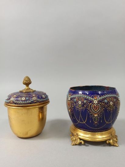 null POT COVERED. 

Round, slightly domed, with enamelled decoration of gold motifs...