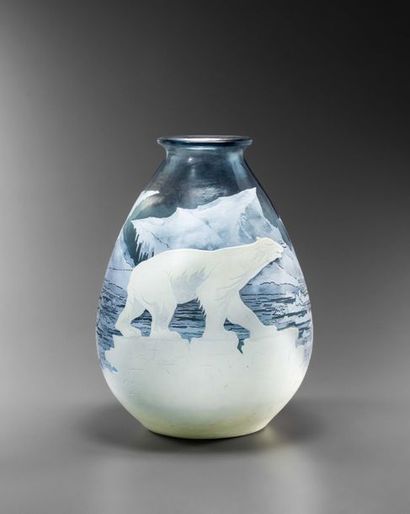  ETABLISSEMENTS GALLE 
Vase « Ours polaires ». Épreuve en verre multicouche blanc...