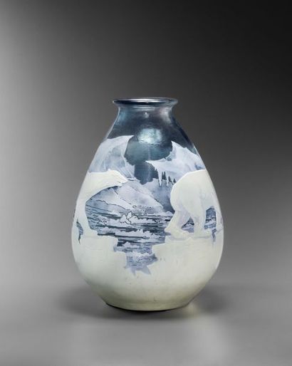  ETABLISSEMENTS GALLE 
Vase « Ours polaires ». Épreuve en verre multicouche blanc...