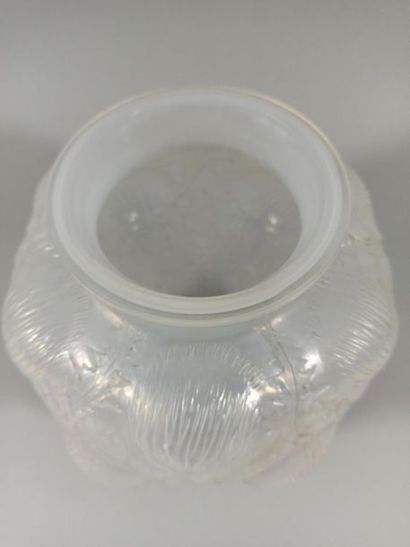 null René LALIQUE (1860-1945) 

Vase « Dom Rémy ». Épreuve en verre blanc opalescent...