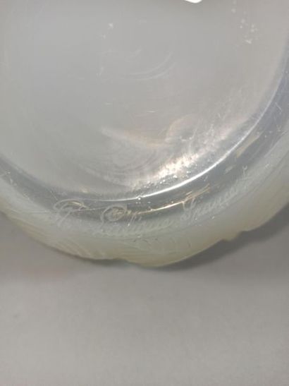 null René LALIQUE (1860-1945) 

Vase « Ormeaux ». Épreuve en verre blanc opalescent...