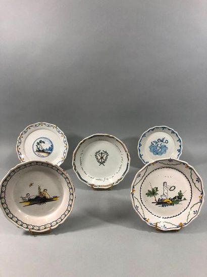 null NEVERS XVIIIth CENTURY

Set including:

- Plate with decoration in the center...