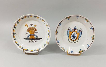 null NEVERS XVIIIth CENTURY

Set including:

- Plate with decoration in the center...