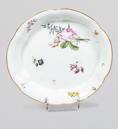 null MEISSEN 18th CENTURY 

Small dish with contoured rim with polychrome decoration...