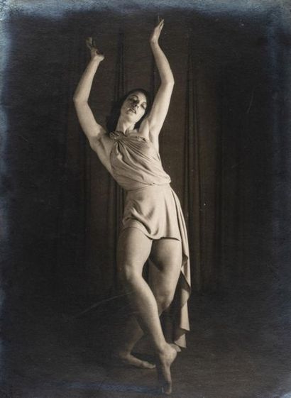 null Robert DOISNEAU (1912-1994, att. to)

Series about a woman, a dancer. 

Important...