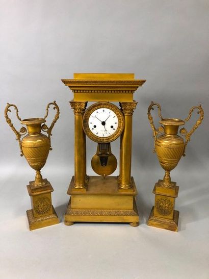 null Fireplace mantel composed of a large portico clock in gilded bronze, the enameled...