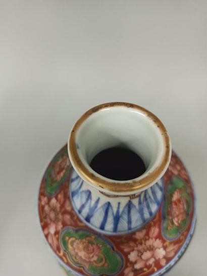 null Vase bouteille en porcelaine d'Imari à décor d'émaux polychrome et de rehauts...