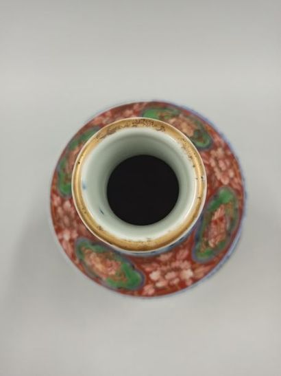 null Vase bouteille en porcelaine d'Imari à décor d'émaux polychrome et de rehauts...