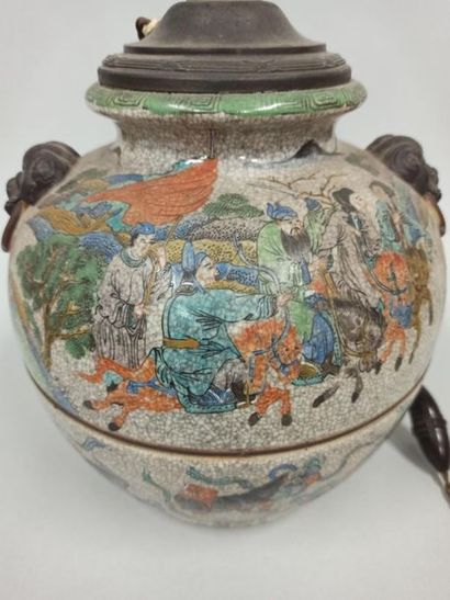 null CHINE - Nankin

Vase en porcelaine anciennement monté en lampe, décoré de guerriers...
