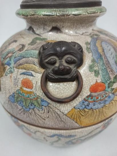 null CHINE - Nankin

Vase en porcelaine anciennement monté en lampe, décoré de guerriers...
