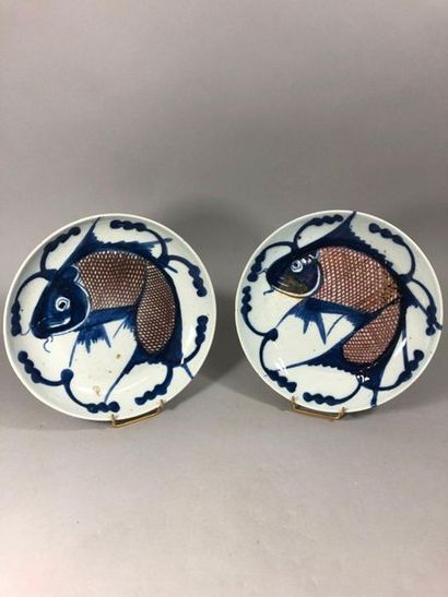 null Paire de plats en porcelaine à décor de carpes en émaux bleu et manganèse.

Asie...