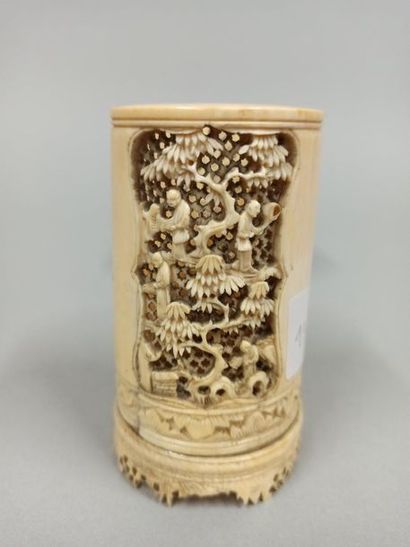 null CHINA - early 20th century

Two cylindrical pots carved from a section of ivory,...
