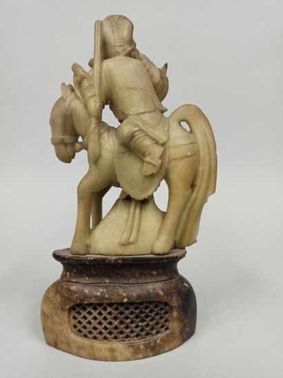 null CHINA - Around 1900

Rider on his horse, openwork pedestal

Steatite

Small...