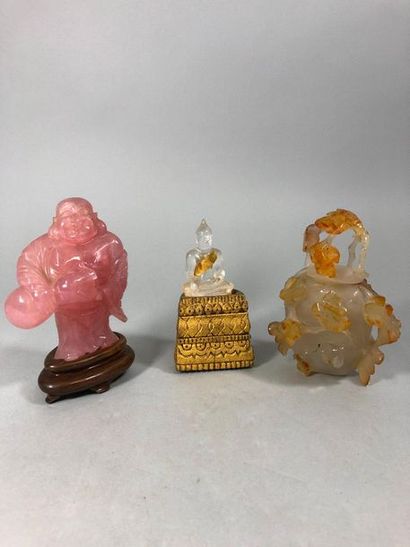 null Lot composé : d'un Buddhaï en quartz rose, d'un pot couvert en agate à décor...