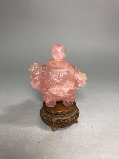 null Rose quartz perfume burner with ram-shaped handles.

China, late 19th century.

H....