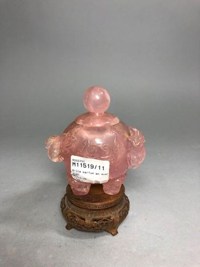 null Rose quartz perfume burner with ram-shaped handles.

China, late 19th century.

H....