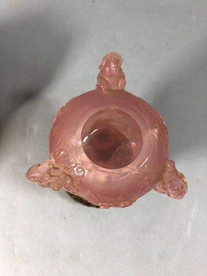 null Rose quartz perfume burner with ram-shaped handles.

China, late 19th century.

H....