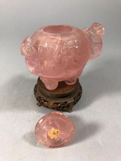 null Rose quartz perfume burner with ram-shaped handles.

China, late 19th century.

H....