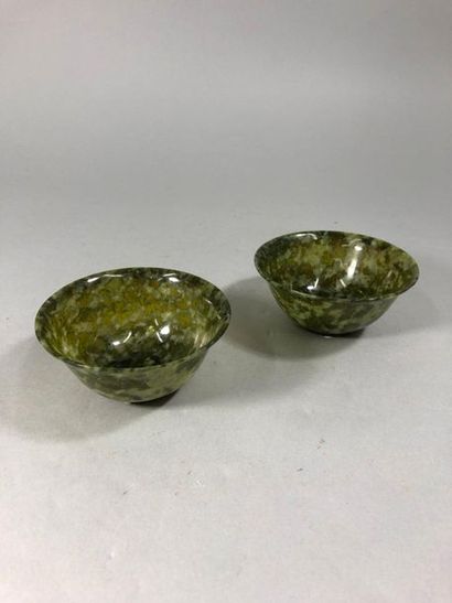 null Pair of green hard stone bowls. 

China, 20th century.