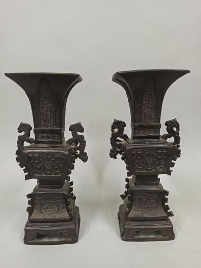 null Pair of large bronze vases with archaic decoration.

China, 20th century.