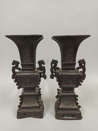 null Paire de grands vases en bronze à décor archaïsant.

Chine, XXème siècle.