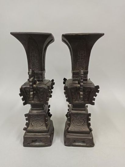 null Pair of large bronze vases with archaic decoration.

China, 20th century.