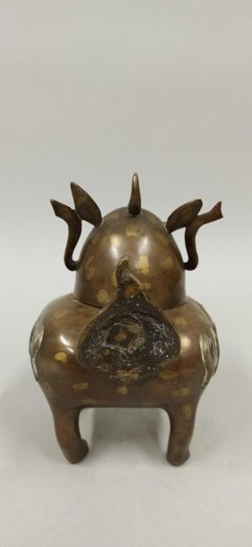 null Perfume burner in bronze patina in the shape of a dog, with a tilting head.

China...