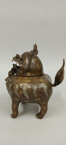 null Brûle parfum en bronze patiné en forme de chien, la tête basculante.

Chine...