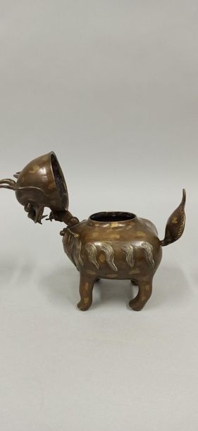 null Brûle parfum en bronze patiné en forme de chien, la tête basculante.

Chine...