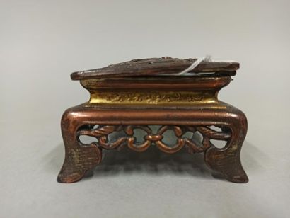 null Rectangular quadripod inkwell in patinated and gilded ruler, the openwork lid...