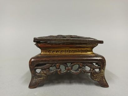 null Rectangular quadripod inkwell in patinated and gilded ruler, the openwork lid...