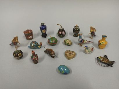 null 17 pieces in miniature cloisonné enamels of various shapes: six boxes, two vases,...
