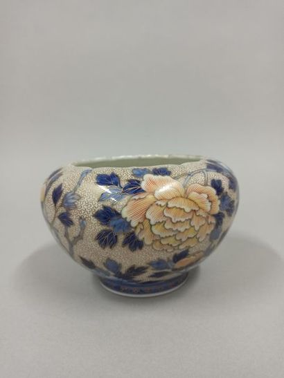 null JAPAN

A set of objects comprising :

A porcelain vase decorated with chrysanthemums,...