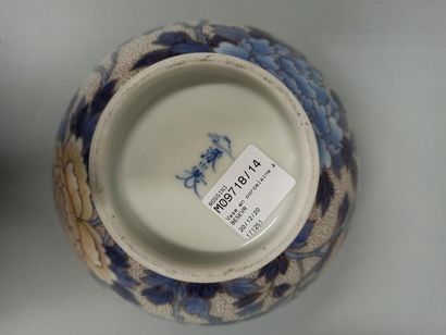 null JAPON

Ensemble d'objets comprenant :

Un vase en porcelaine à décor de chrysanthèmes,...