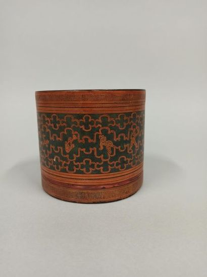 null Thailand - XIX-XXth century

Two circular lacquer boxes with engraved decoration...