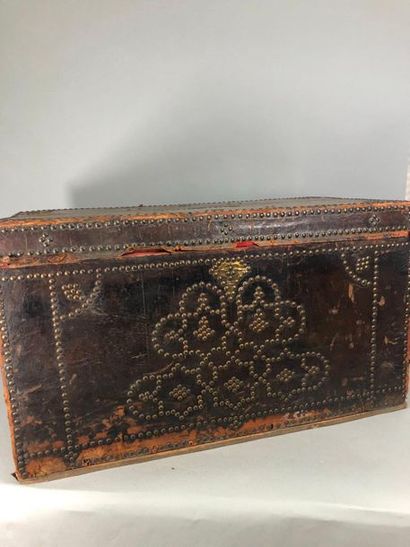 null Large Moroccan leather-wrapped trunk.

Early 20th century.

(accidents)