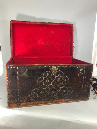 null Large Moroccan leather-wrapped trunk.

Early 20th century.

(accidents)